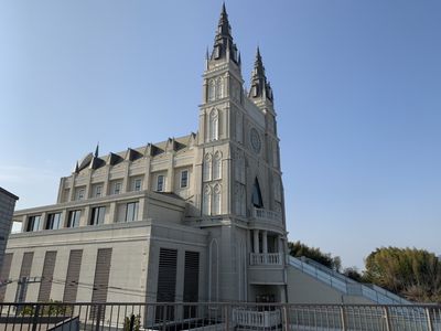荘厳な建物の外観