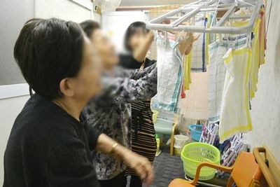 洗濯物を干す様子の室内