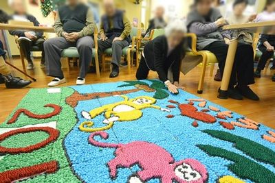 明るい作品展示の部屋