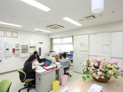 明るいスタッフルーム風景