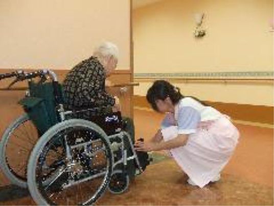 介助者と利用者の車椅子調整