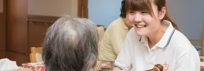 笑顔で話すスタッフ