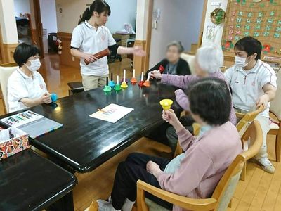 楽器演奏の様子のラウンジ