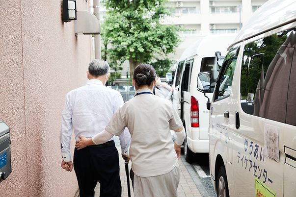 送迎車の側で支援