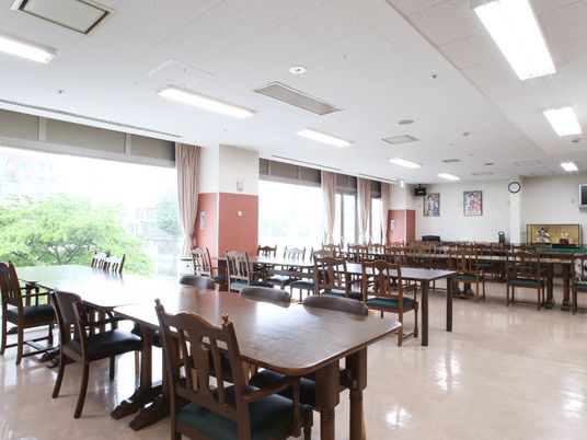 広々とした明るい食堂