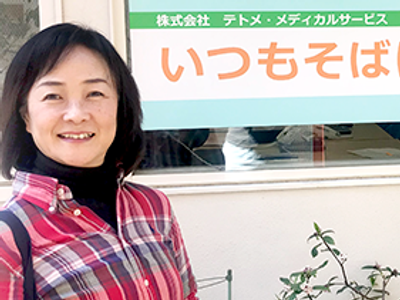 明るい看板前の様子