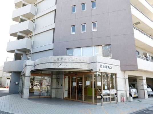 施設のエントランス外観