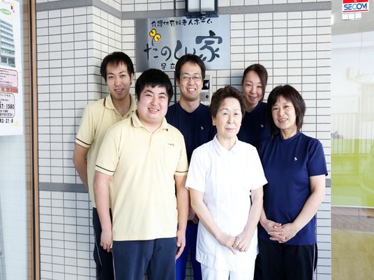スタッフと一緒に笑顔の集合