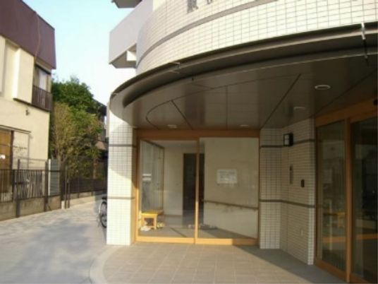 明るい曲線的建築のエントランス