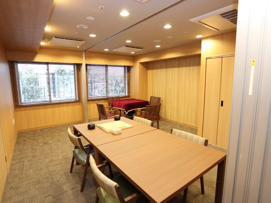 茶色い家具の多目的室