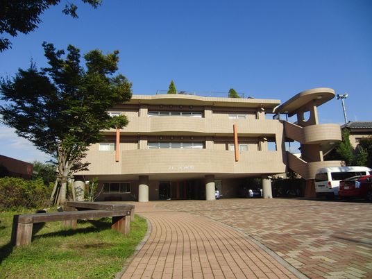 日差しが当たる建物外観