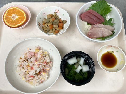 彩り豊かな食事の皿