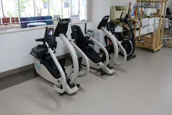 トレーニング機器が並ぶ室内