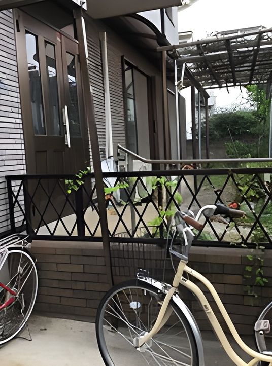自転車が置かれた外観