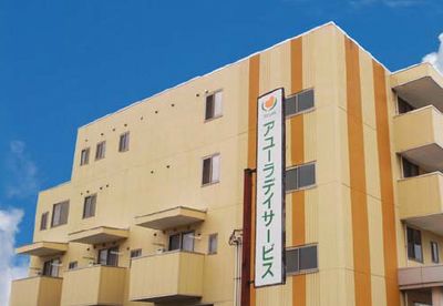 明るい外観の建物