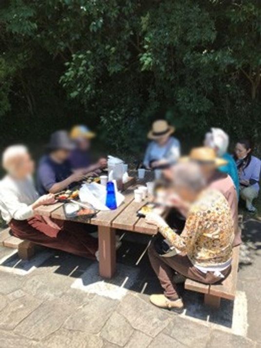 野外で食事を楽しむ場面