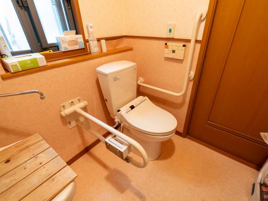 手すり付きのトイレ