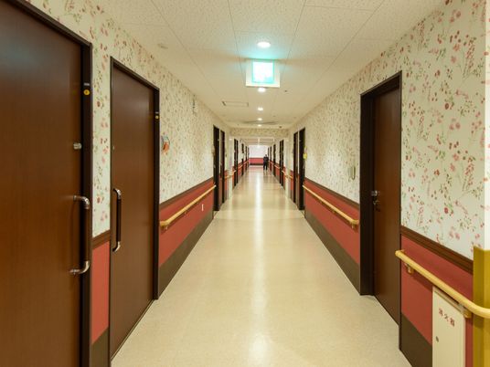 廊下の清潔な長い通路