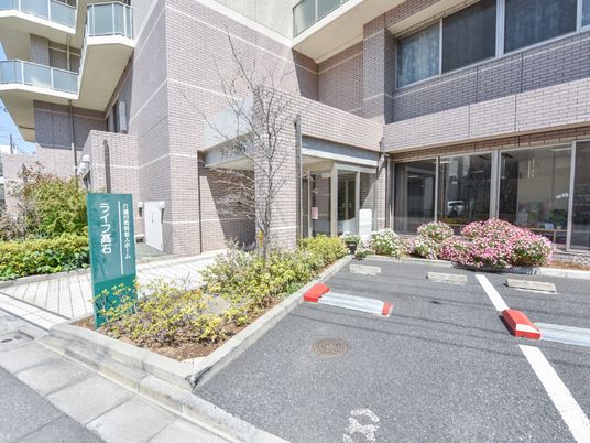 清潔感ある施設エントランス