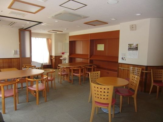 明るいテーブルがある部屋