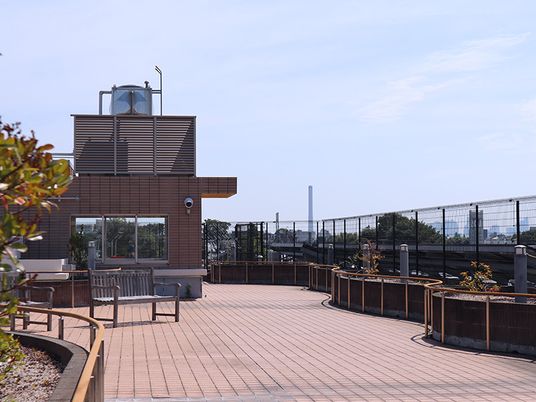 市街地を見渡すテラス  