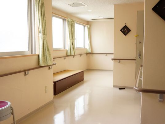 明るい廊下の風景