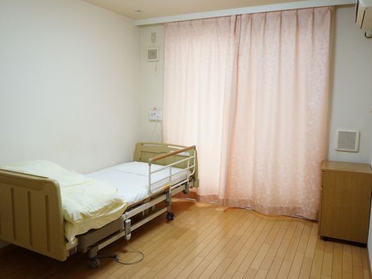 居室のベッドと窓