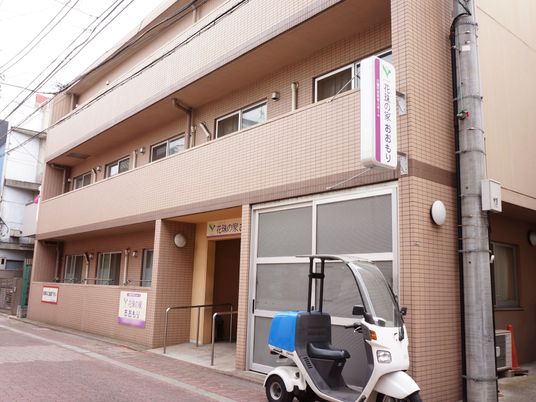 街中の建物外観