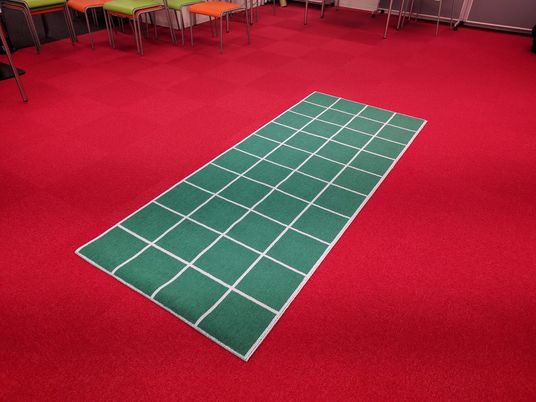緑のマットがある訓練室