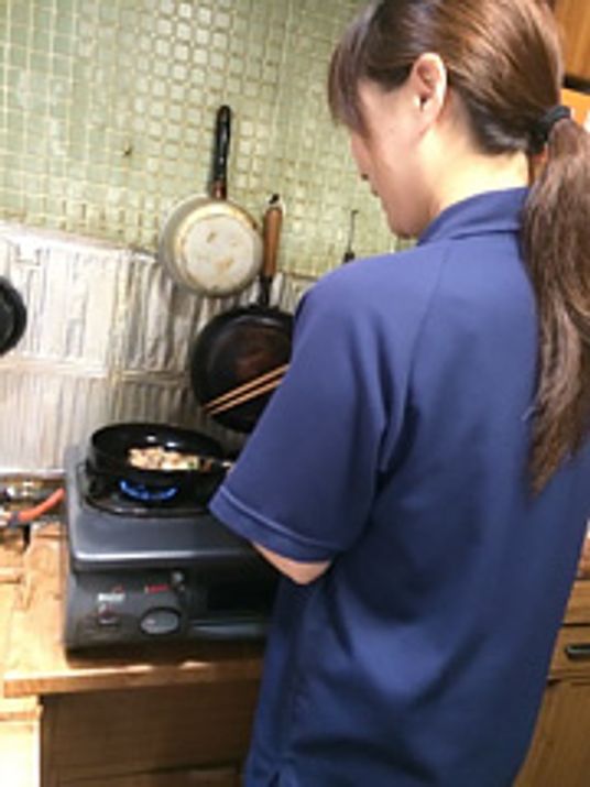 調理中のスタッフイメージ