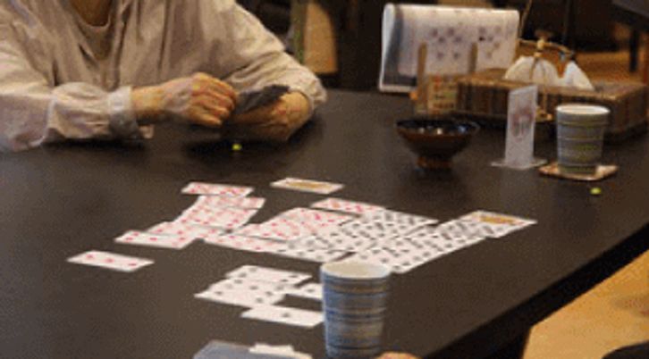 カードゲームを楽しむ人々のリビング