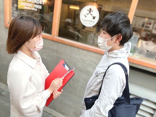 スタッフと来訪者の会話