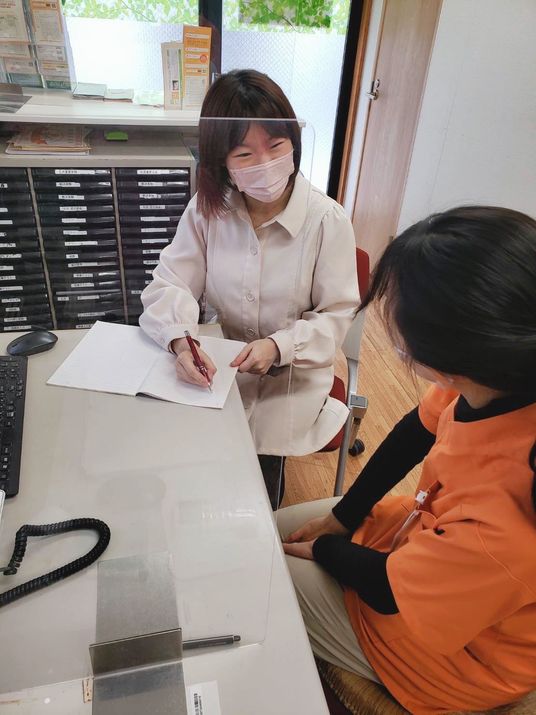 笑顔で対応する受付