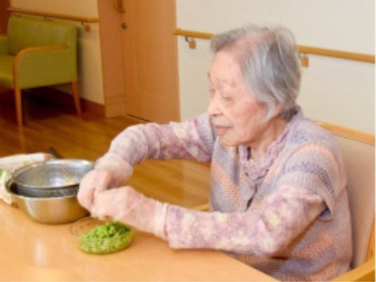 お料理を楽しむ利用者の様子