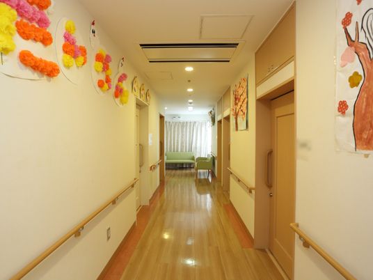 廊下に飾り付けられた空間