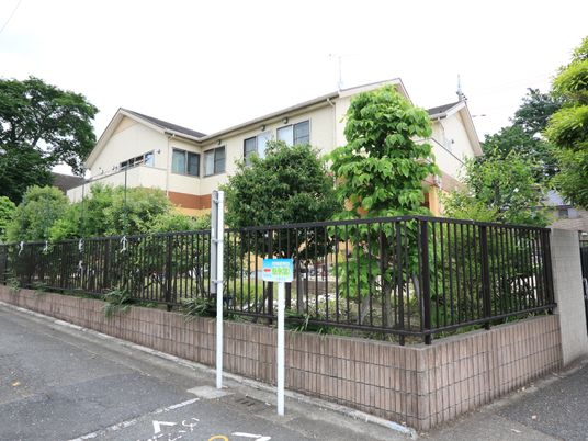 緑あふれる建物外観