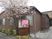 桜が咲く建物の外観