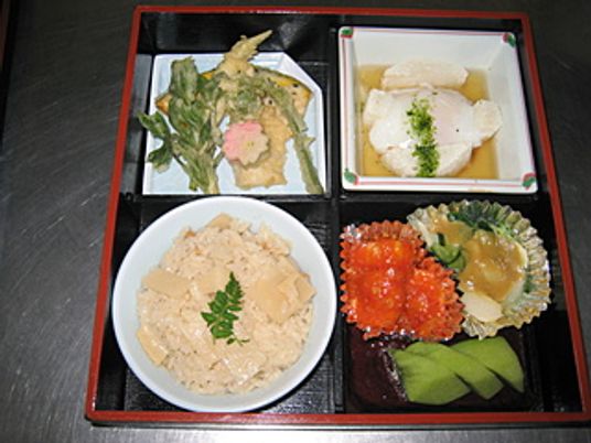 食事の盛り付け例