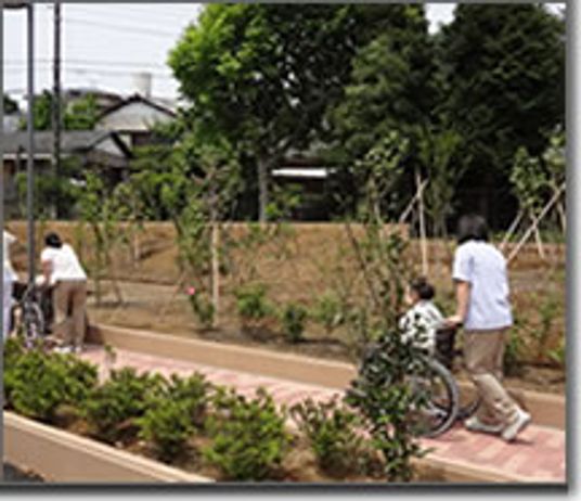 明るい中庭の一コマ