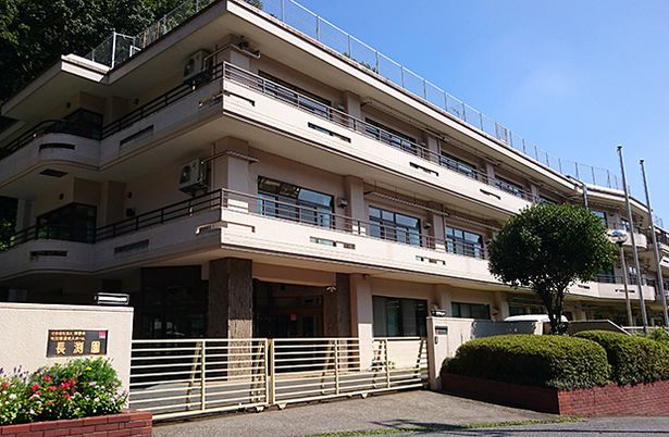 緑に囲まれた外観