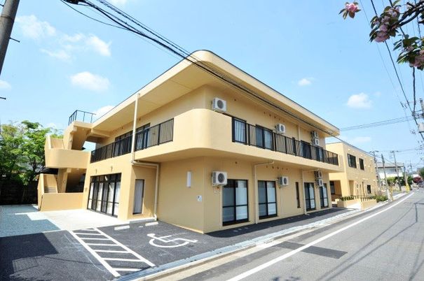 黄色い建物の外観
