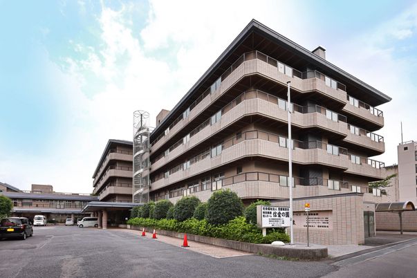 広々とした建物の外観