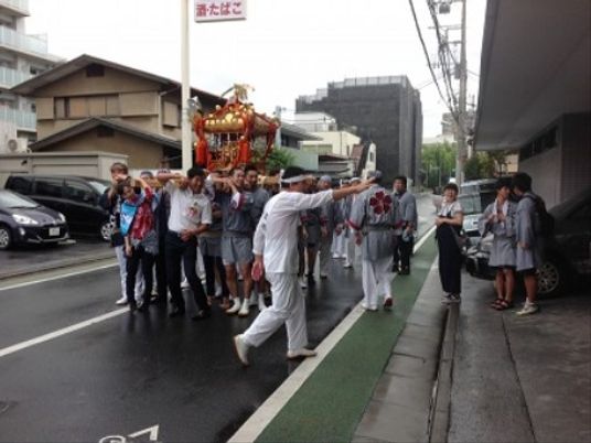 祭りの様子を示す街角