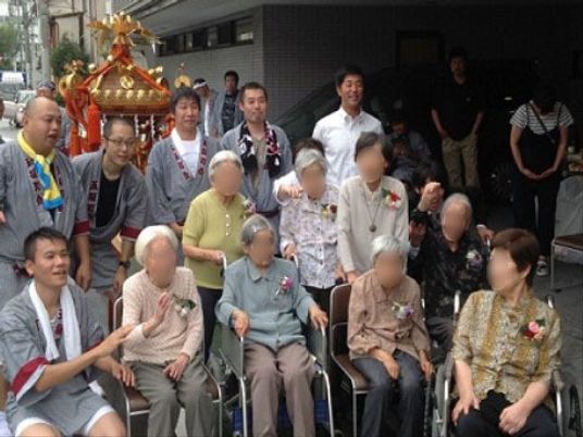 祭事参加する利用者たち
