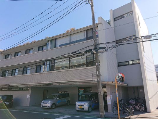 ３階建ての建物外観  