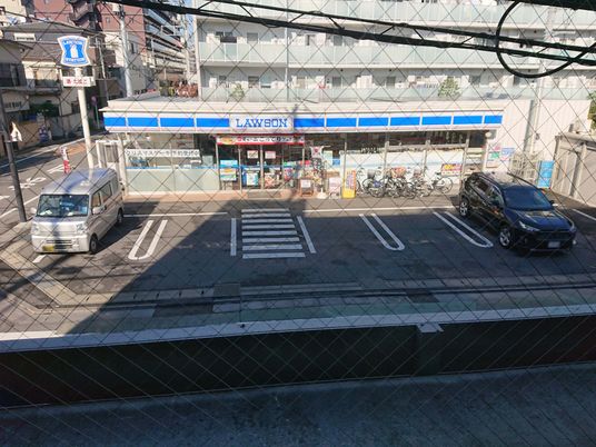 駐車場と外観