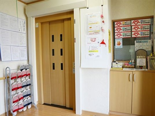エレベーターと掲示物
