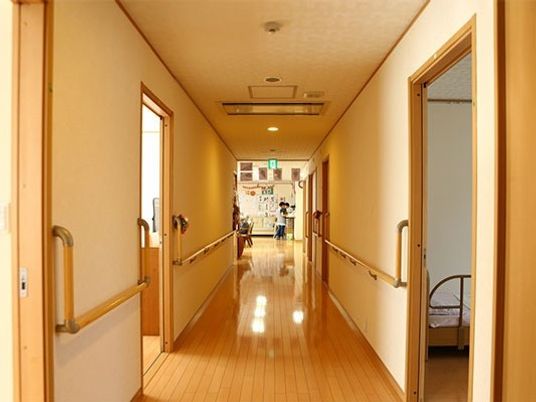 明るい廊下の景観