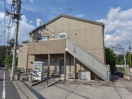 施設外観と階段