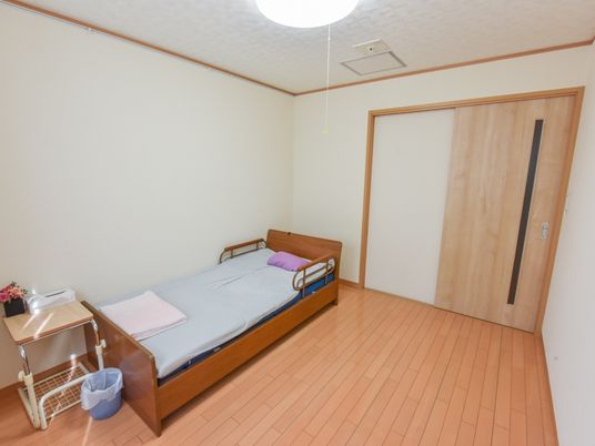 居室のシンプルな寝室
